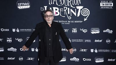 Tim Burton cautiva a fans en la inauguración de su exposición 'El Laberinto' en Ciudad de México