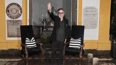 Tim Burton visita México y presenta la exposición 'El laberinto' en un cementerio de la CDMX