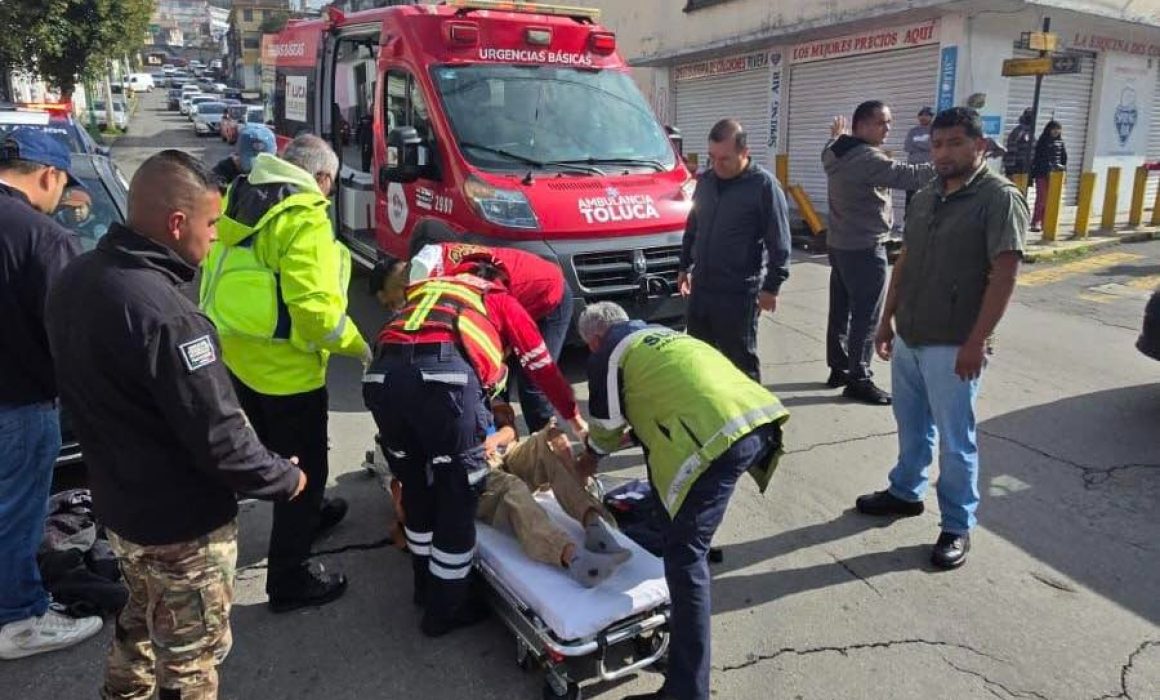 Titular de Seguridad de Toluca ayuda a motociclista tras accidente y refuerza compromiso con la comunidad