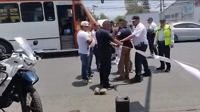 Tlalnepantla: Manifestantes bloquean la avenida Gustavo Baz por presunto fraude automotriz en Plaza Arboledas