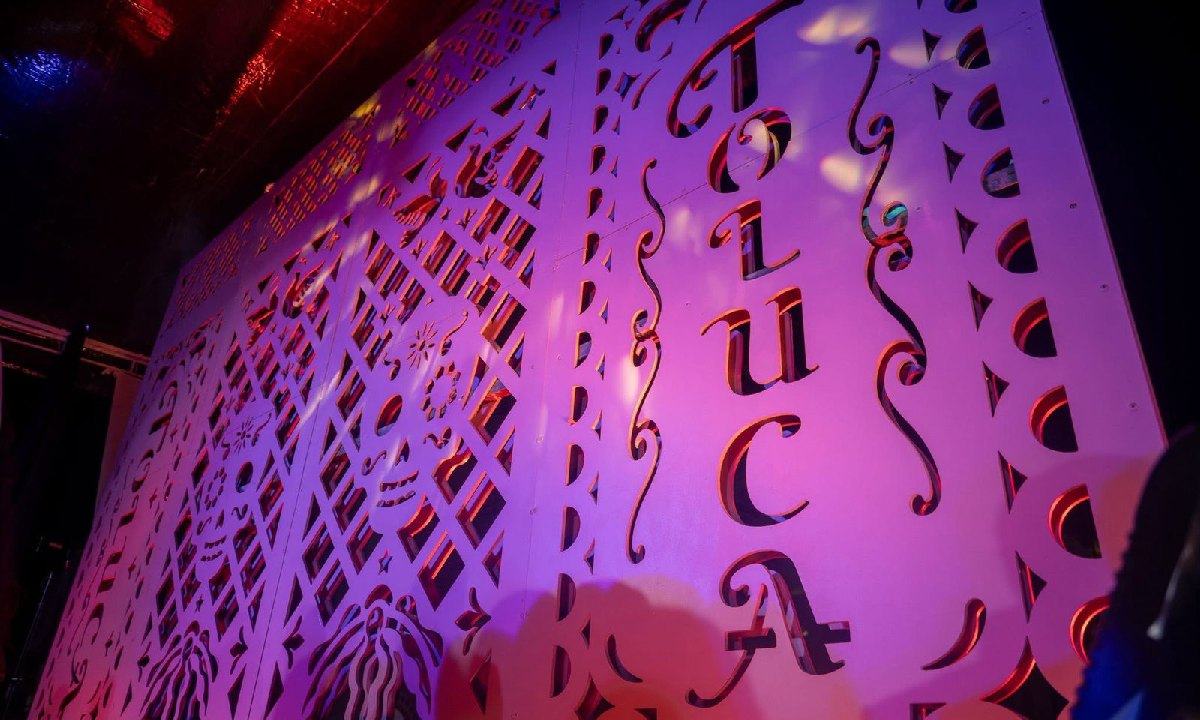 Toluca alberga el papel picado más grande del mundo en celebración del Día de Muertos