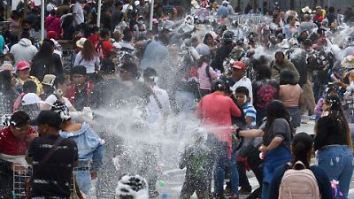 Toluca busca frenar las guerras de espuma en festejos patrios para garantizar la convivencia familiar
