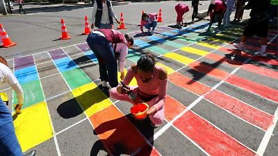 Toluca celebra el orgullo LGBT+ con pasos peatonales pintados con los colores de la bandera