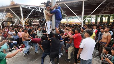 Toluca cierra sus festividades en San Cristóbal Huichochitlán con el tradicional ‘palo encebado’