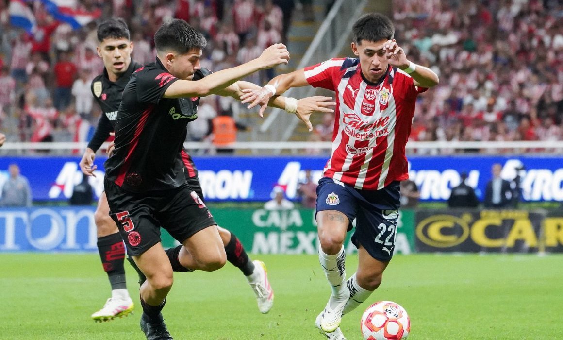Toluca derrota 3-0 a Chivas en su regreso a casa en un duelo marcado por la actuación de Alexis Vega