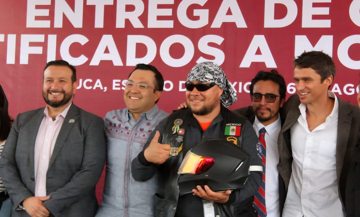 Toluca entrega 200 cascos certificados a motociclistas para reducir accidentes