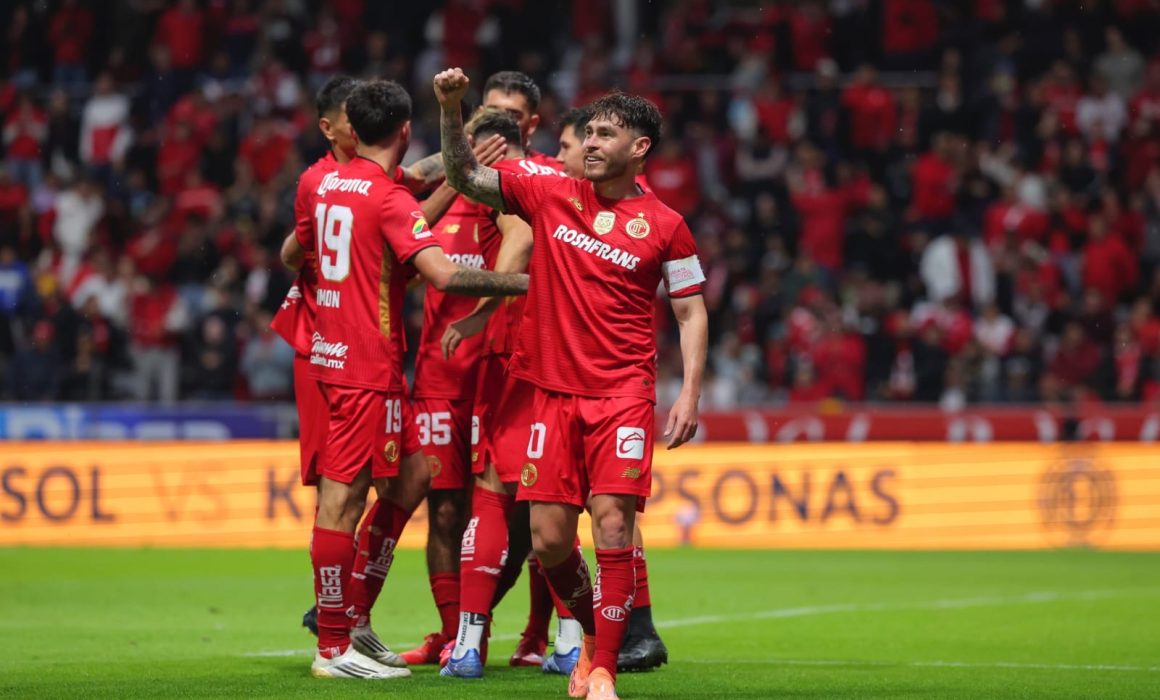 Toluca goleó a Querétaro, mostró sus tres trofeos y se acerca a la cima