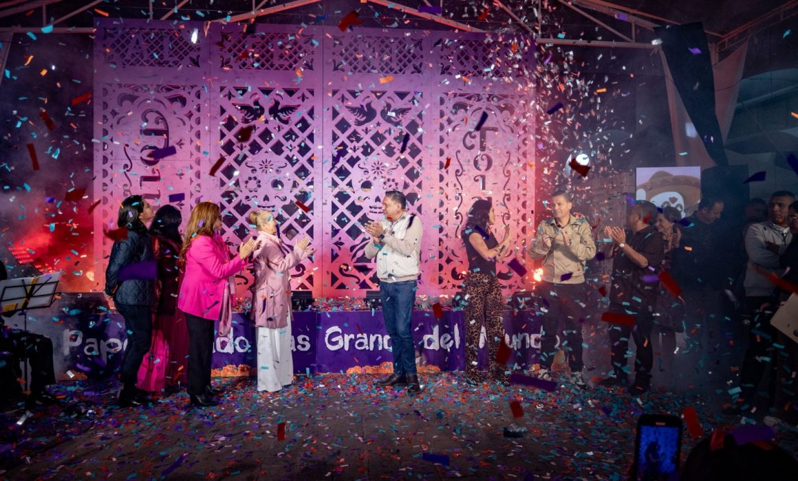 Toluca rompe récord con el papel picado más grande del mundo durante la Feria del Alfeñique