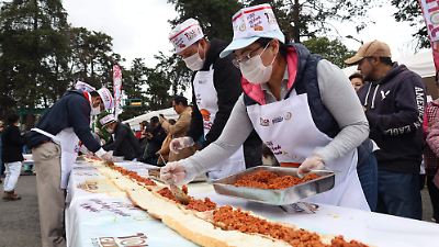 Toluca rompe récord mundial al preparar la torta de chorizo más grande del mundo