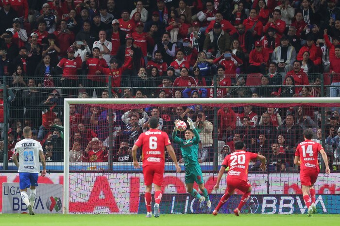 Toluca sorprende a Monterrey con goleada y Hugo González detiene penal de Sergio Ramos gracias a la estrategia del ‘Turco’ Mohamed