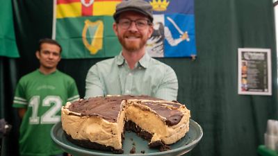 Toluca vibra con arte, gastronomía y la elaboración de la torta más grande del mundo