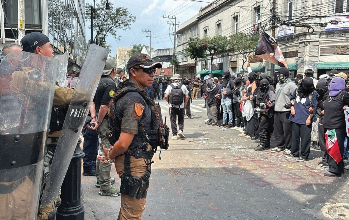 Toluca vive jornada violenta por conmemoración del 2 de Octubre: agresiones, destrozos y atentados contra la prensa