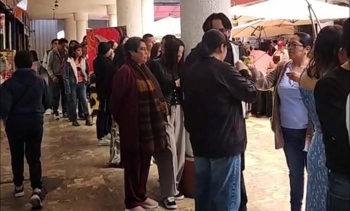 Tolucos acuden masivamente a centros de vacunación ante brote de sarampión en Edomex