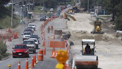 Tráfico intenso en Toluca-Ciudad Altamirano por obras de la SEDENA que causan largas esperas y riesgos viales