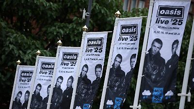 Trágica caída durante concierto de Oasis en Londres deja un muerto y conmueve a los fans