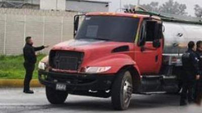 Trágico accidente en Ecatepec: Mujer muere tras ser atropellada por pipa que invadió carril exclusivo del Mexibús