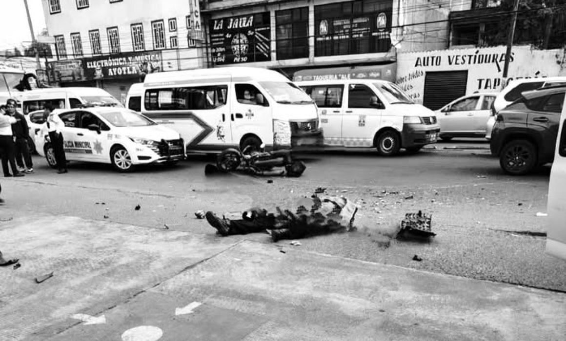 Trágico accidente en Ixtapaluca: Muere motociclista tras impacto con combi y fuga del conductor