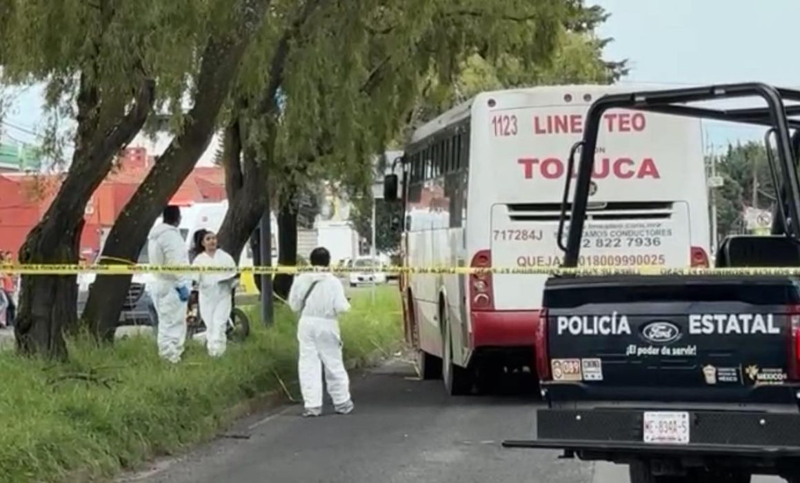 Trágico accidente en Metepec: carambola entre autobús y motocicleta deja una mujer sin vida