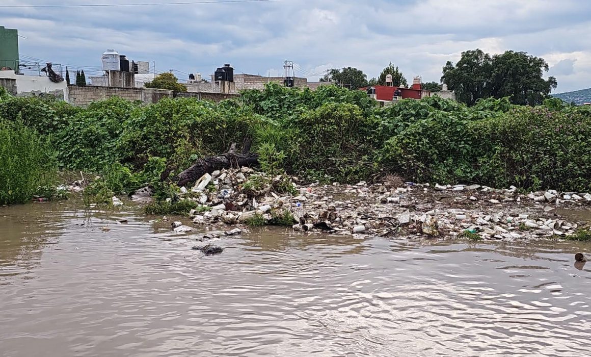 Trágico accidente en Zumpango: auto cae a canal de aguas negras y deja dos víctimas mortales