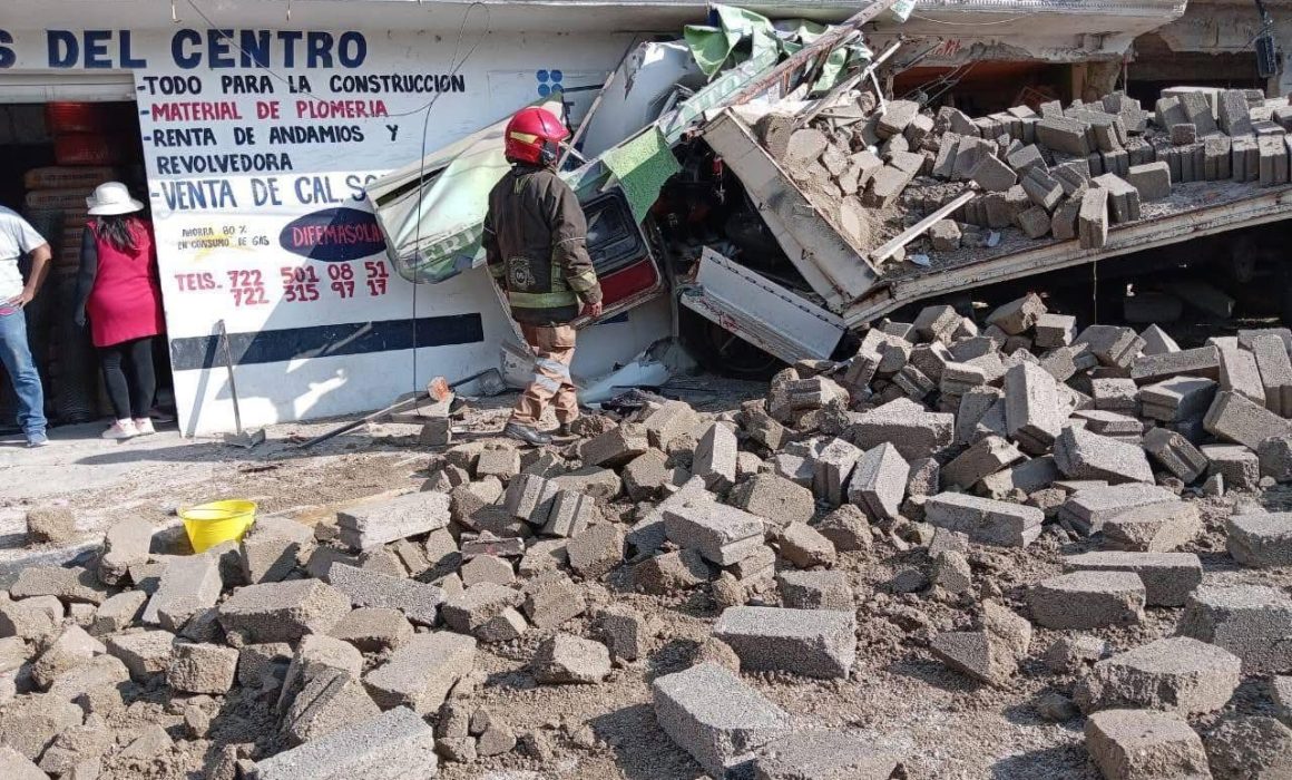Trágico choque en Almoloya de Juárez deja una mujer muerta y daños a comercios