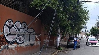 Tráiler causa caída de poste en Chimalhuacán y huye tras maniobra peligrosa en San Agustín