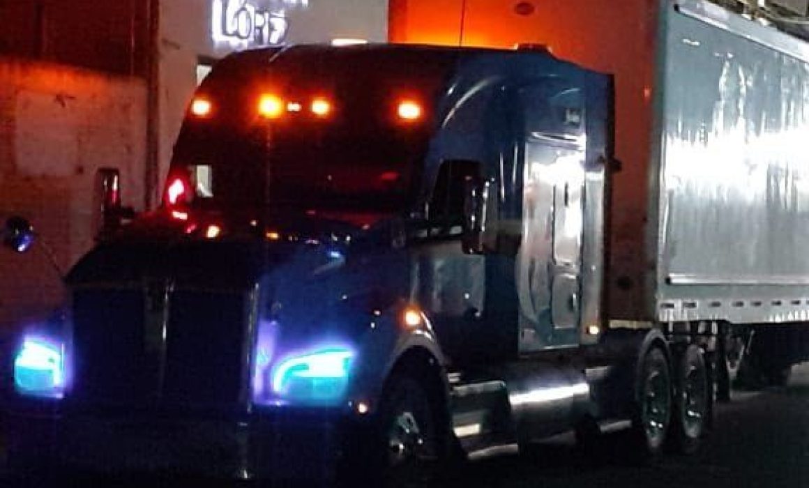 Tráiler circula en sentido contrario y descarga despensas en oficinas de Iván Millán en Amecameca