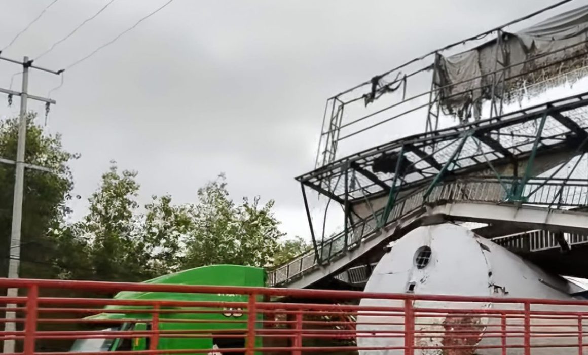 Tráiler impacta y daña puente peatonal en Vía López Portillo, causa cierre total y congestión en Tultitlán