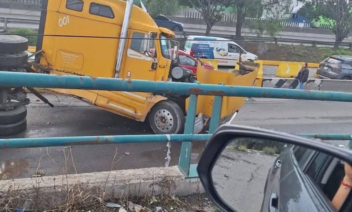 Tráiler vuelca en autopista México-Querétaro y causa caos vial