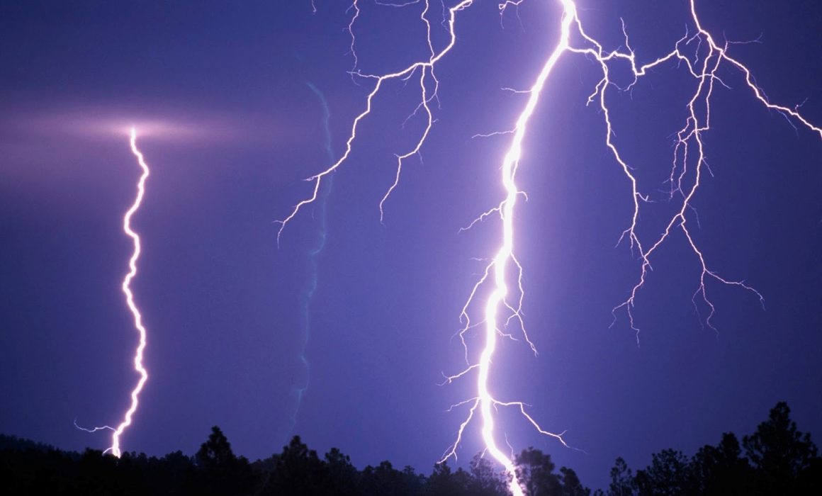 Trabajador de ODAPAS en Ixtapaluca, alcanzado por rayo durante intensa lluvia