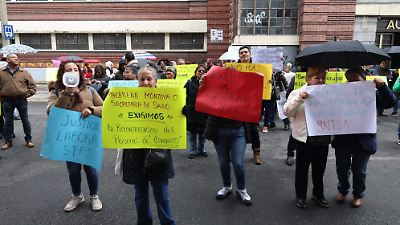 Trabajadores de Salud en Edomex bloquean Toluca en protesta por despidos y exigen recontratación