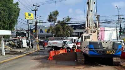 Trabajadores de la construcción perforan y controlan fuga de gas natural en Coacalco