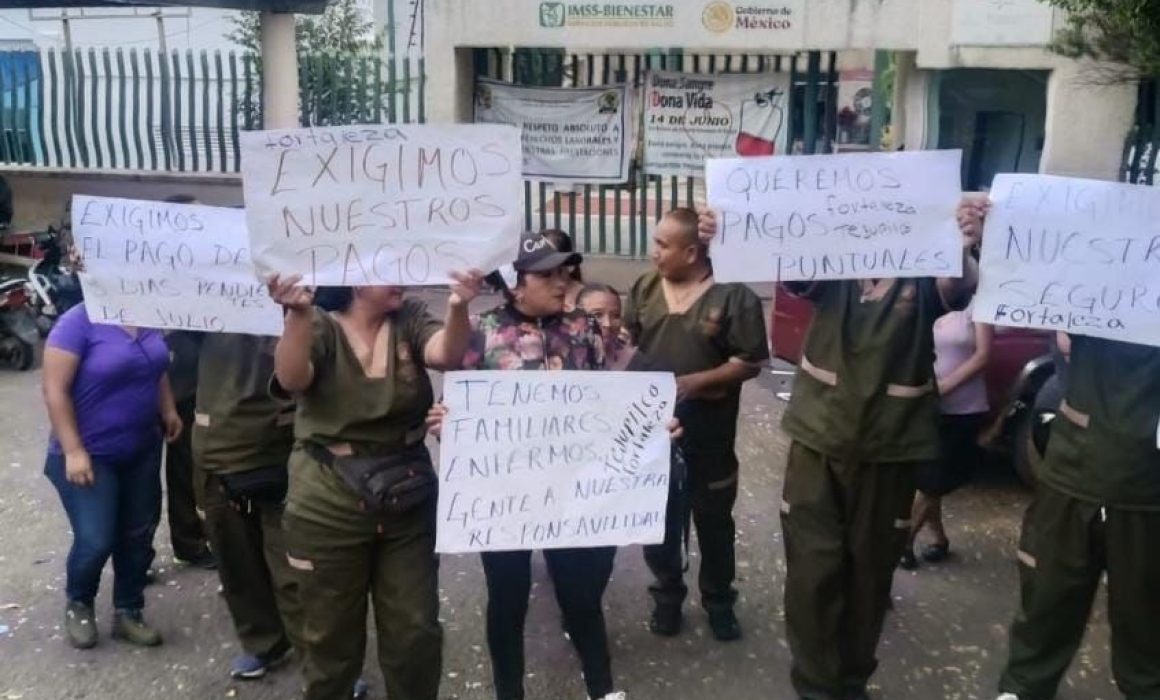 Trabajadores de limpieza del Hospital de Tejupilco exigen pago de tres quincenas en protesta pacífica
