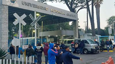 Trabajadores del Comedor Central de la UACH bloquean accesos tras incidentes en la cocina