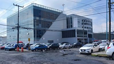 Trabajadores y adultos mayores en Toluca protestan por retraso en pago de salarios en la Casa de Día del ISSSTE