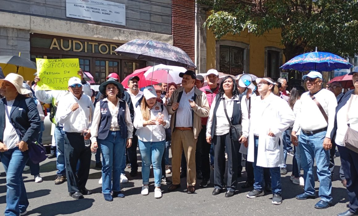 Trabajadores y usuarios del IMSS Bienestar en Toluca protestan por condiciones laborales y atención deficiente