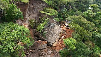 Trabajos de emergencia avanzan para reabrir la carretera Ixtapan-Coatepec Harinas tras derrumbe