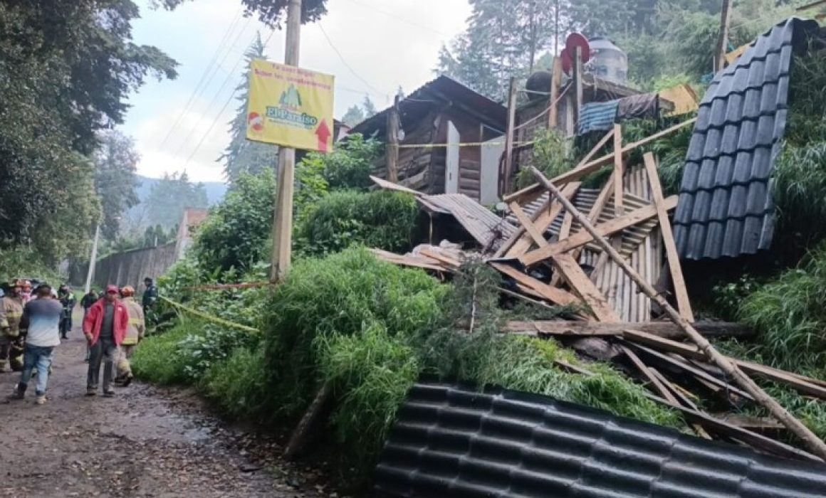 Tragedia en Amecameca: Cae un cerro y sepulta una vivienda, mueren padre e hija