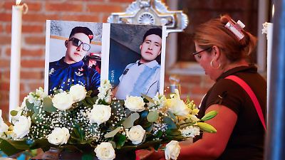 Tragedia en la Toluca-Palmillas: familiares cargan el ataúd de Heriberto en preciso lugar del accidente