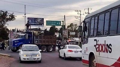 Transportistas bloquean accesos a Atlacomulco y generan caos vial