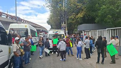 Transportistas bloquean avenida Gustavo Baz por acusaciones de corrupción en Semov