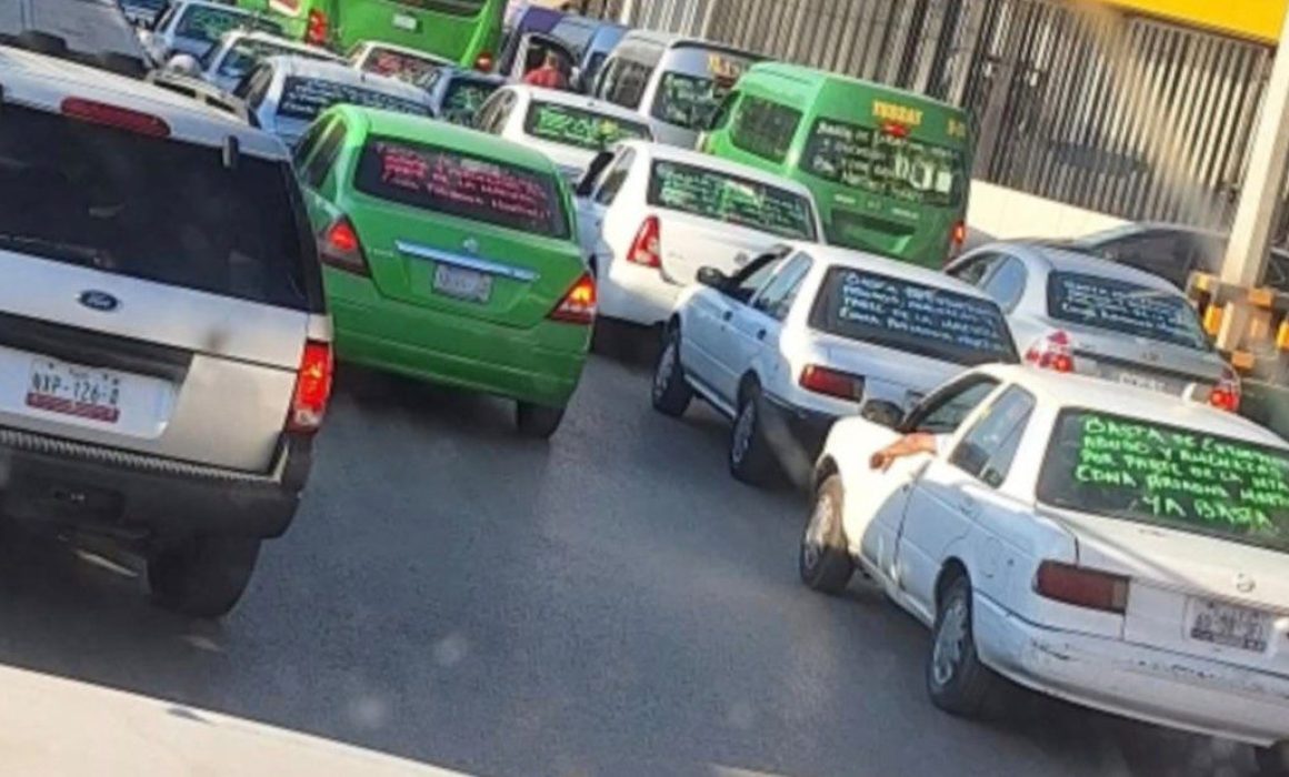 Transportistas bloquean calles en Tultitlán en protesta por supuestos abusos y extorsiones