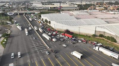 Transportistas bloquean carreteras en Estado de México por desaparición de líder sindical