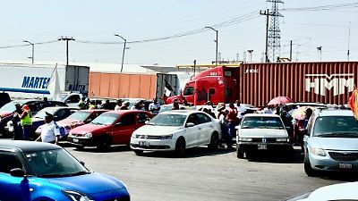 Transportistas bloquean caseta en Tepotzotlán para exigir justicia por compañeros detenidos y denuncian abusos policiacos