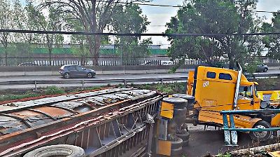 Transportistas bloquean vialidades y volcadura colapsa calles en Cuautitlán Izcalli