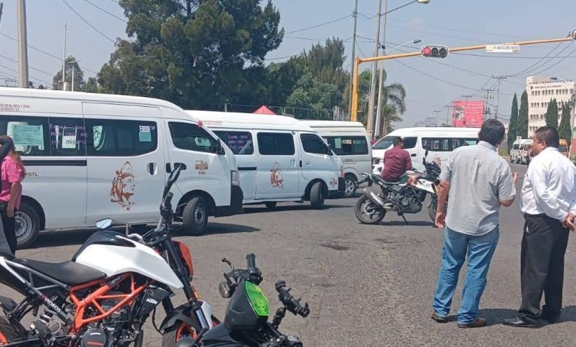 Transportistas en Nezahualcóyotl bloquean calles para exigir la destitución de juez que liberó a extorsionador