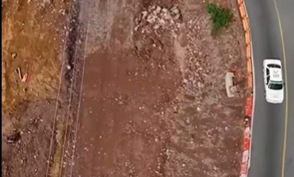 Tras un año de demandas, la federación inicia reparación del socavón en la carretera de Tenancingo