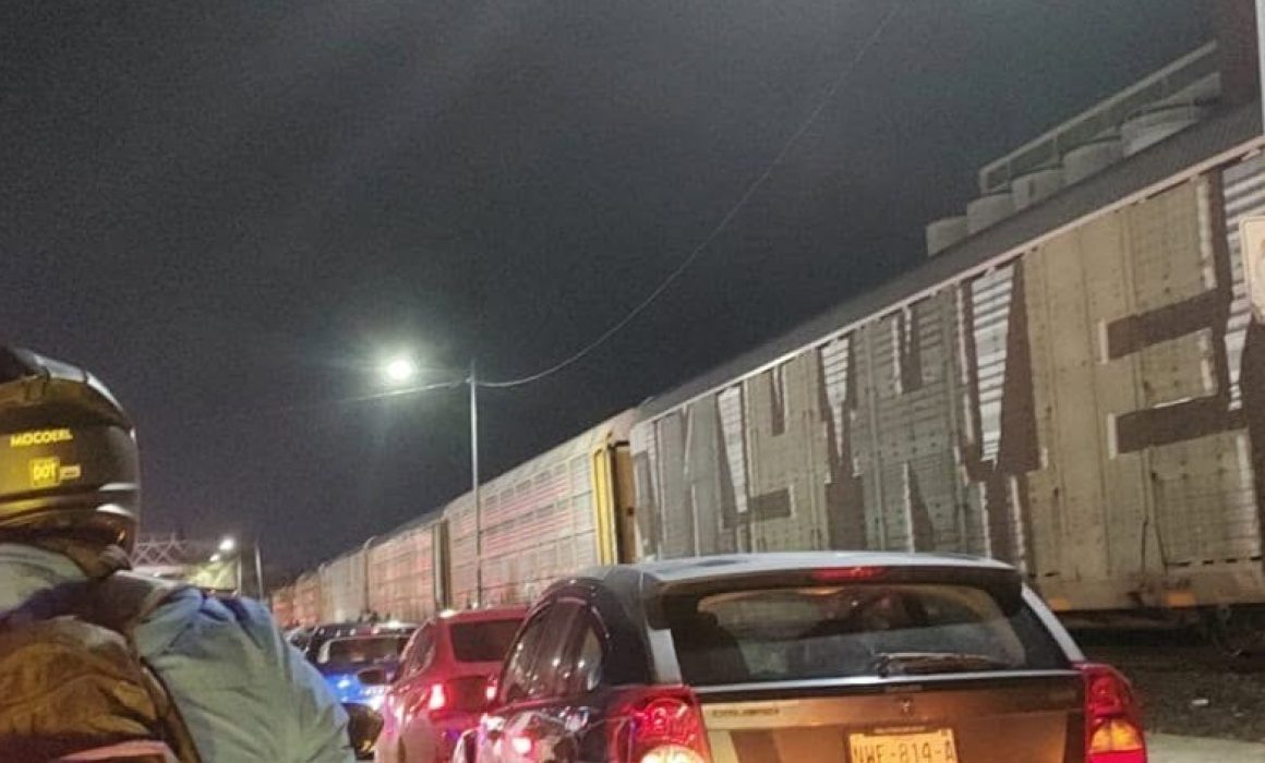 Tren detenido en Toluca causa caos vehicular en bulevar Isidro Fabela