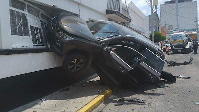 Tres lesionados y tránsito detenido tras accidente en San Bernardino, Toluca