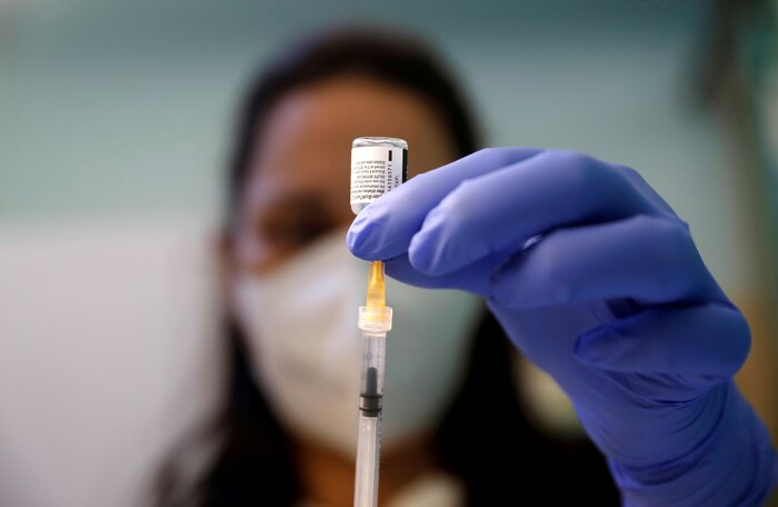 Tribunal en Italia reconoce vínculo entre vacuna contra COVID-19 y efecto neurológico raro y otorga indemnización