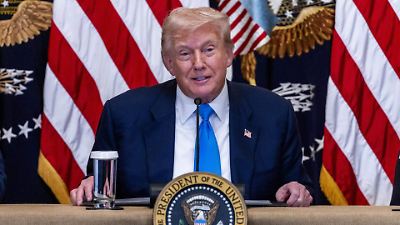 Trump revoca la exención de aranceles a envíos económicos, afectando millones de paquetes internacionales